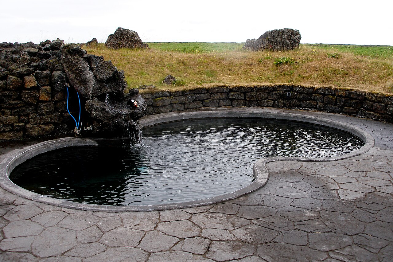 Warmwasserbecken im Freien in Leirubakki, Island